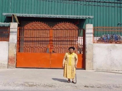 Bà Trần Thị Huệ nói bà xây nhà xưởng nhưng lại bị khởi tố xây nhà ở. Ảnh: N.NGA