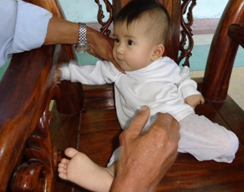 Bé bảy tháng tuổi bị bỏ rơi đã có người nhận nuôi ảnh 1