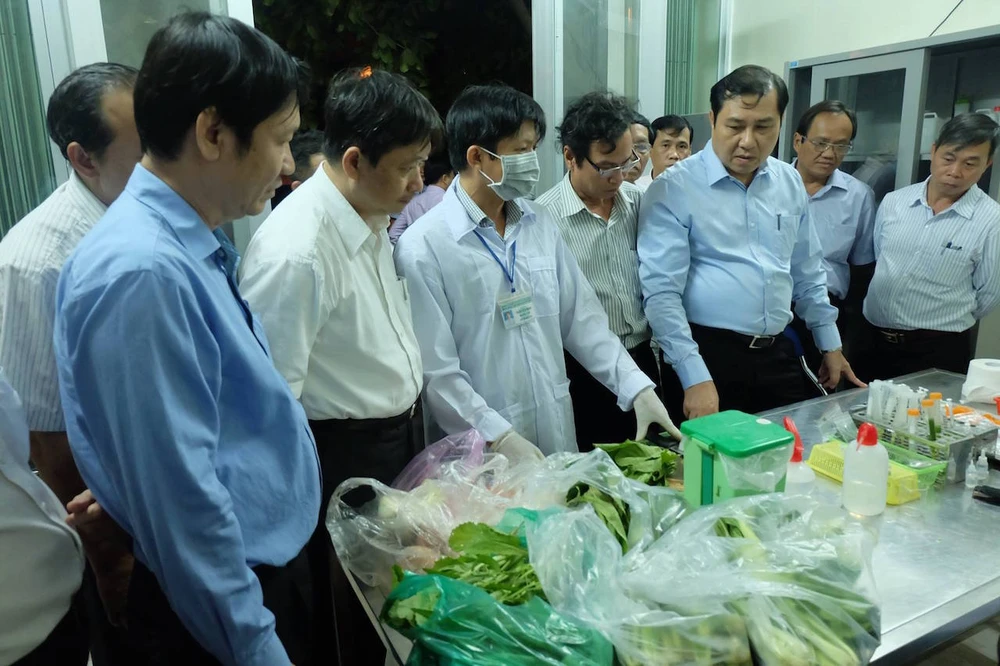 Chủ tịch Đà Nẵng kiểm tra về an toàn thực phẩm lúc 1 giờ sáng ảnh 2