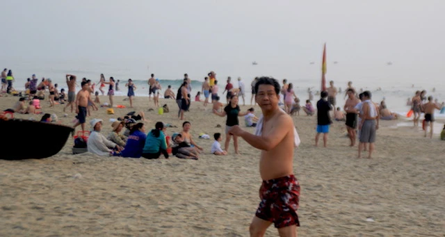 Khách du lịch tắm biển tại Đà Nẵng. Ảnh: LÊ PHI