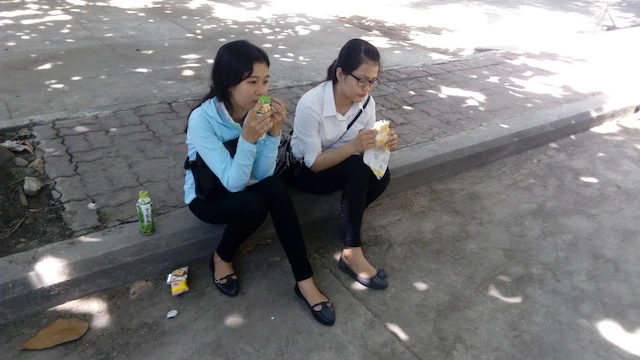 Thí sinh ăn bánh mì từ thiện