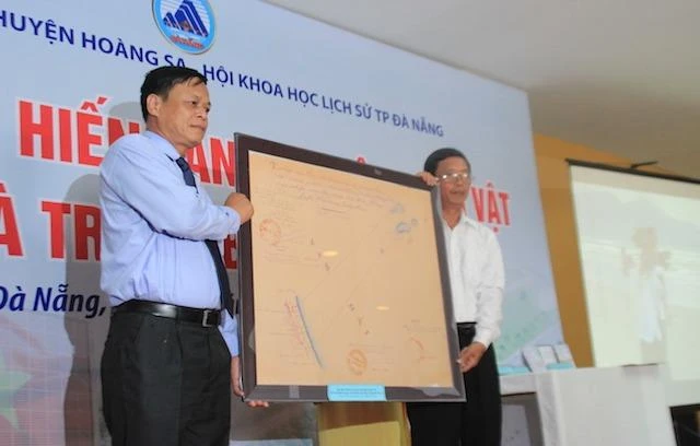 Lãnh đạo Ban tuyên giáo Thành uỷ Đà Nẵng trao tặng cho UBND huyện Hoàng Sa bản đồ của nhà nước VNCH thể hiện sự quản lý về mặt nhà nước, pháp lý của chính quyền VNCH đối với Hoàng Sa