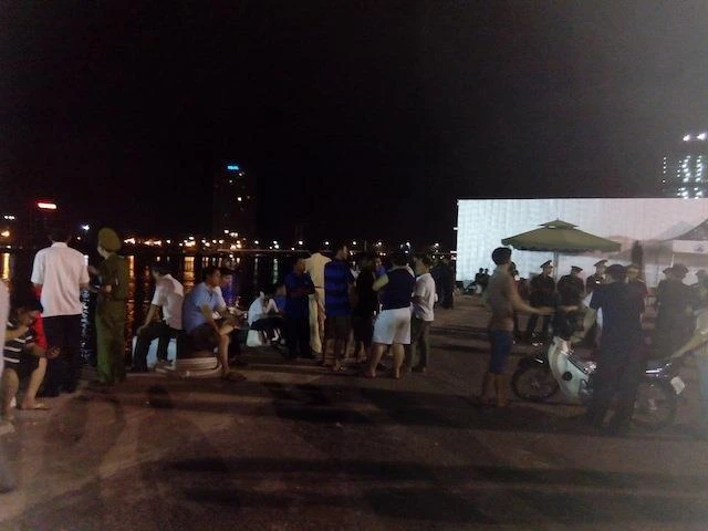 Người thân các nạn nhân trong vụ chìm tàu ngóng người thân bên sông Hàn suốt đêm xảy ra tai nạn