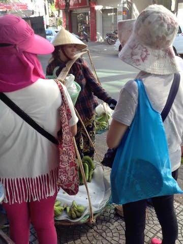 Những du khách Trung Quốc này không chịu trả tiền Việt mà trả bằng Nhân dân tệ nhưng chị bán hàng chuối không chịu.