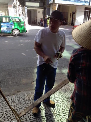 Người đàn ông còn giật cả nón chị bán hàng chuối rong.