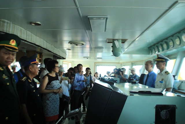 Lực lượng cảnh sát biển Việt Nam được mời lên tham quan tàu KOJIMA. Ảnh: LÊ PHI
