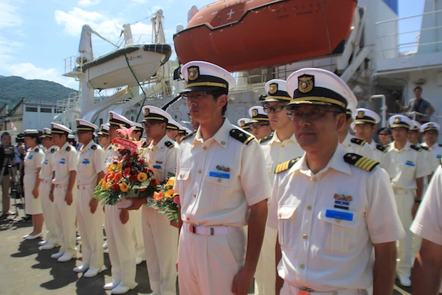 Thuỷ thủ đoàn và các thực tập sinh trên tàu KOJIMA. Ảnh: LÊ PHI