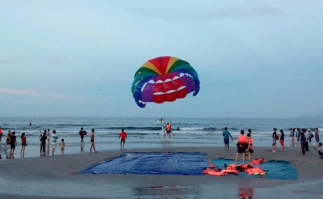 u khách trải nghiệm dịch vụ du lịch tại biển Đà Nẵng