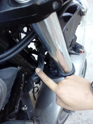 Số khung bị đục lại. Ảnh: LÊ PHI.