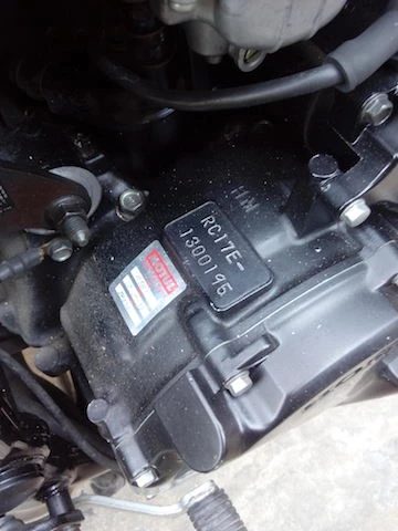 Số máy cũng vậy, số máy cũ bị cà và đục lại số mới. Ảnh: LÊ PHI.