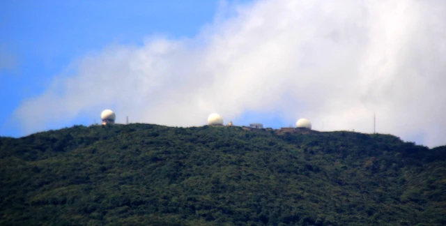 Ngoài trạm radar thứ nhất, hiện bán đảo Sơn Trà đã có thêm trạm mới góp phần giám sát, quản lý vùng trời, bảo đảm vững chắc an ninh chủ quyền của Việt Nam. Ảnh: LÊ PHI.