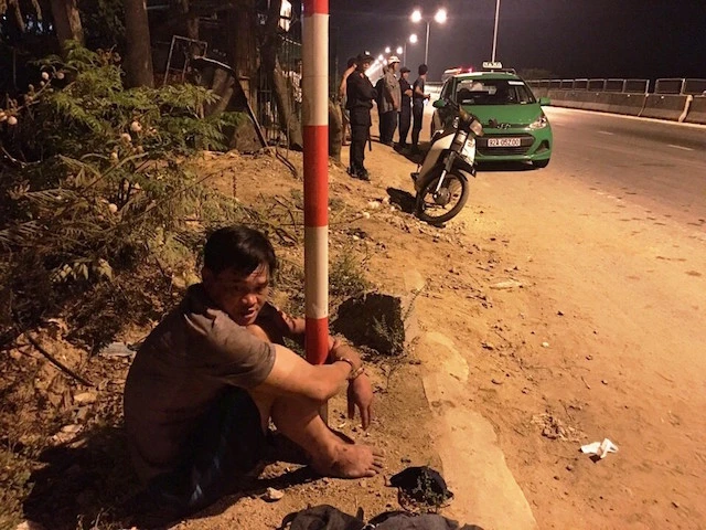 Tú bị bắt giữ khi thuê xe taxi Mai Linh để đi vận chuyển ma tuý. Ảnh: CSGT