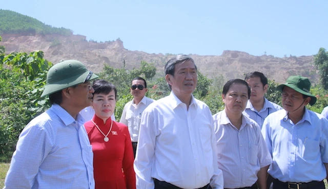 Ông Đinh Thế Huynh thị sát tại mỏ đất đá sau khi người dân kêu khổ. Ảnh: LÊ PHI.