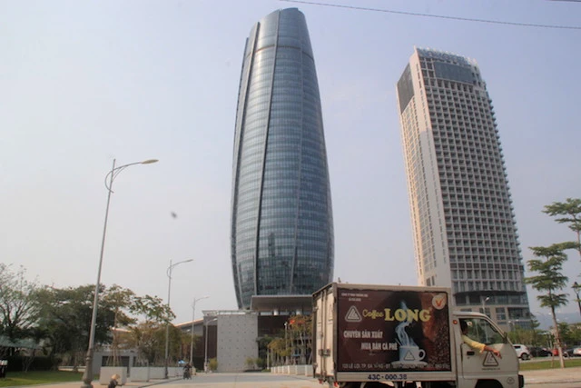 Tòa nhà Trung tâm hành chính TP Đà Nẵng vừa mới được đưa vào sử dụng này TP Đà Nẵng lại tính toán di dời, xây dựng khu trung tâm hành chính mới. Ảnh: LÊ PHI Sau hơn năm năm thi công, tháng 9-2014, tòa nhà Trung tâm hành chính TP Đà Nẵng chính thức được đưa vào sử dụng. Tòa nhà có hai tầng hầm, 34 tầng nổi, cao 166,8 m với tổng mức đầu tư 1.981 tỉ đồng. Tòa nhà được đầu tư xây dựng bằng tiền ngân sách nhà nước và tiền khai thác quỹ đất bán các trụ sở các sở, ban ngành sau khi dọn vào tòa nhà trung tâm hành chính để làm việc. Công trình trung tâm hành chính được thiết kế hết sức đặc biệt với tòa nhà mang hình dáng của một ngọn hải đăng, đế tòa nhà là một con thuyền căng gió vươn khơi.