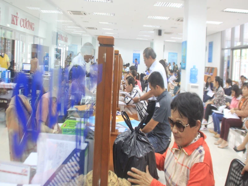 Người dân Đà Nẵng sẽ không còn vất vả đến làm và chờ đợi nhận giấy khai sinh, thẻ bảo hiểm y tế và vào sổ hộ khẩu cho con nữa. Ảnh: LÊ PHI.