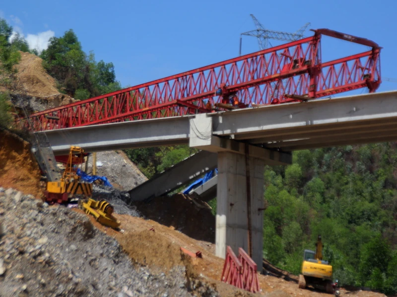 Khu vực dầm cầu gãy đỗ đang được đơn vị thi công khắc phục. Ảnh: LÊ PHI.