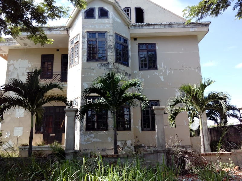 Cảnh hoang tàn, nhếch nhác của khu biệt thự giành cho chuyên gia ảnh 10