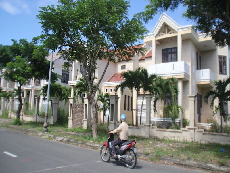 Cảnh hoang tàn, nhếch nhác của khu biệt thự giành cho chuyên gia ảnh 9