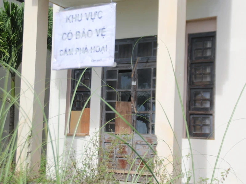 Cảnh hoang tàn, nhếch nhác của khu biệt thự giành cho chuyên gia ảnh 7