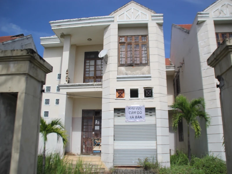 Cảnh hoang tàn, nhếch nhác của khu biệt thự giành cho chuyên gia ảnh 4