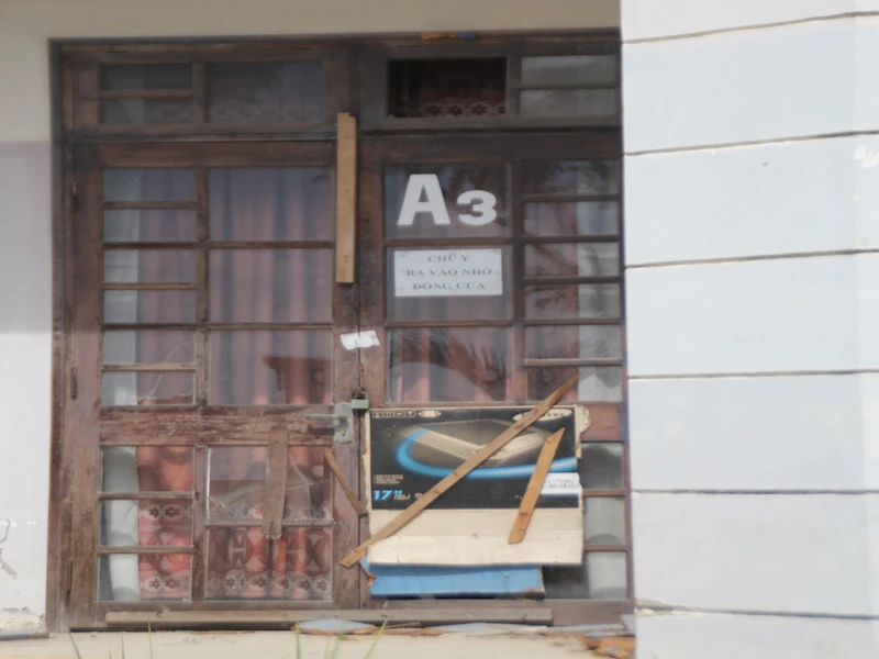 Cảnh hoang tàn, nhếch nhác của khu biệt thự giành cho chuyên gia ảnh 12