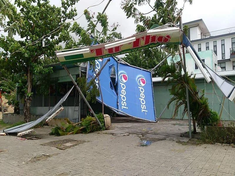 Bão quét qua khu vực hàng quán ven biển