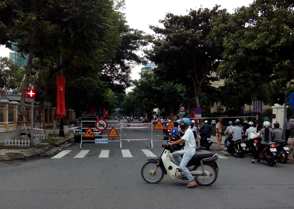 Người Đà Nẵng đi lại như thế nào khi xây hầm chui? ảnh 1 Đà Nẵng phân luồng lại giao thông trên địa bàn khi tiến hành làm hầm chui nút giao thông phía tây cầu Sông Hàn. Ảnh: LÊ PHI.