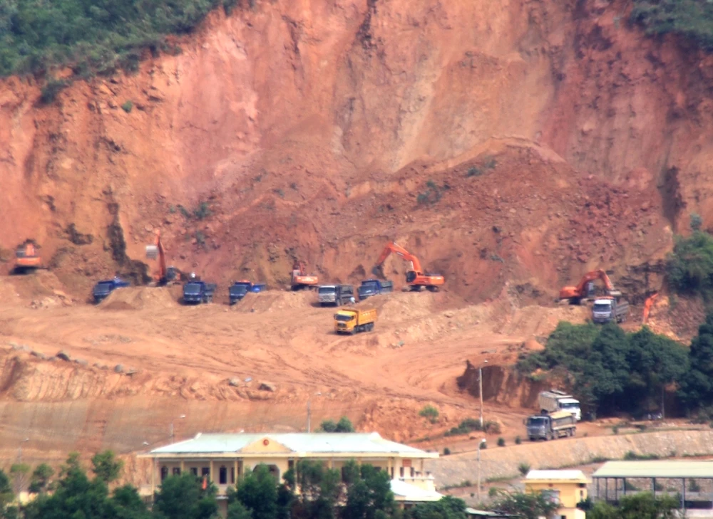 Việc khai thác đất tại trường bắn 327. Ảnh: LÊ PHI.