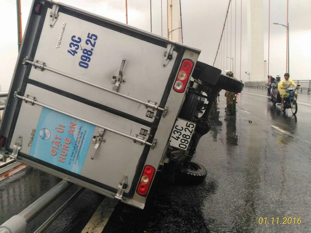 Xe tải húc xe máy lật nghiêng trên cầu Thuận Phước ảnh 2 Xe tải húc xe máy lật nghiêng trên cầu Thuận Phước ảnh 2