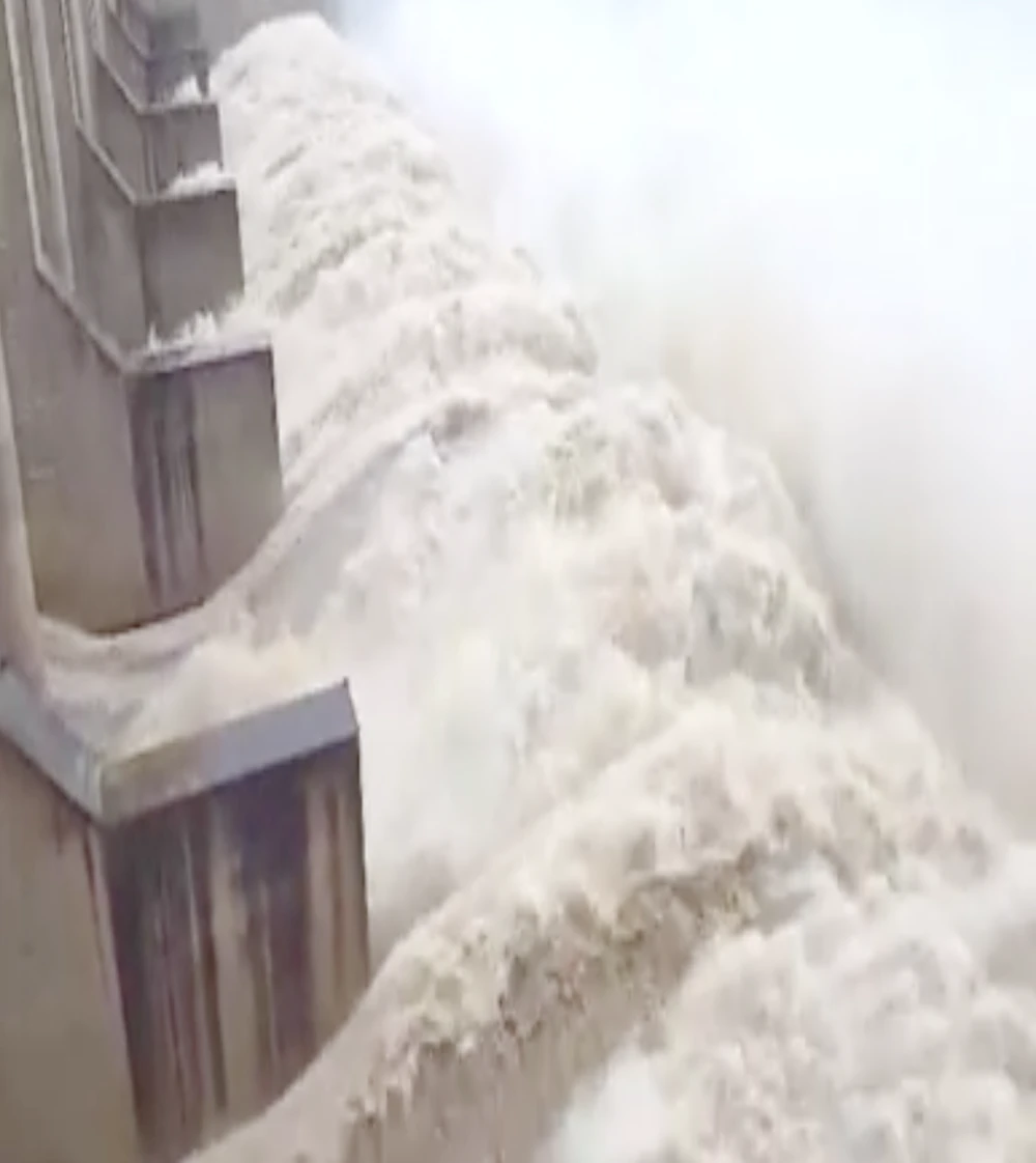 thủy điện sông Ba xả lũ