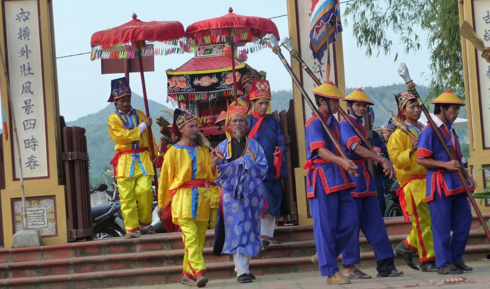 Hàng năm tại đình làng Tuý Loan (Hoà Vang, Đà Nẵng) sau lễ rước sắc vua ban thì đều tố chức hát và chơi Bài Chòi. Ảnh: LÊ PHI.