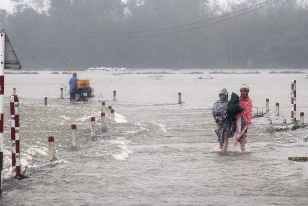 người dân thừa thiên huế chạy lũ