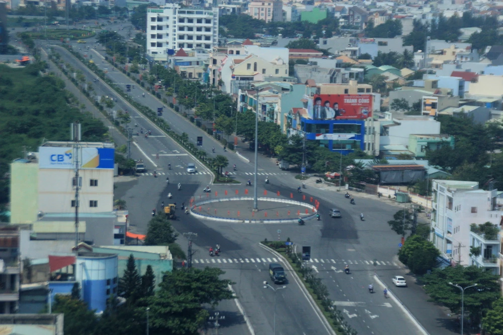 Thành phố Đà Nẵng sẽ chọn một số tuyến đường để trồng hoa. Ảnh: LÊ PHI.