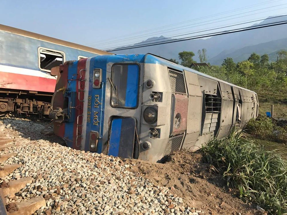 Tàu hỏa đâm xe tải, nhiều toa lật khỏi đường ray ảnh 9