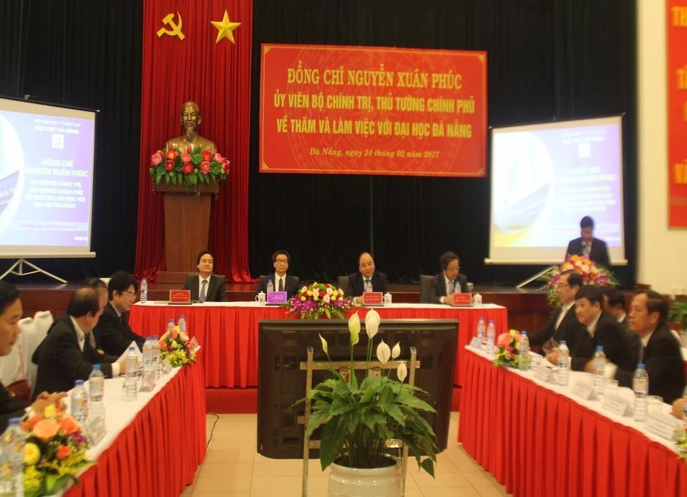 Thủ tướng Nguyễn Xuân Phúc và Phó Thủ tướng Vũ Đức Đam làm việc với Đại học Đà Nẵng về tự chủ đại học