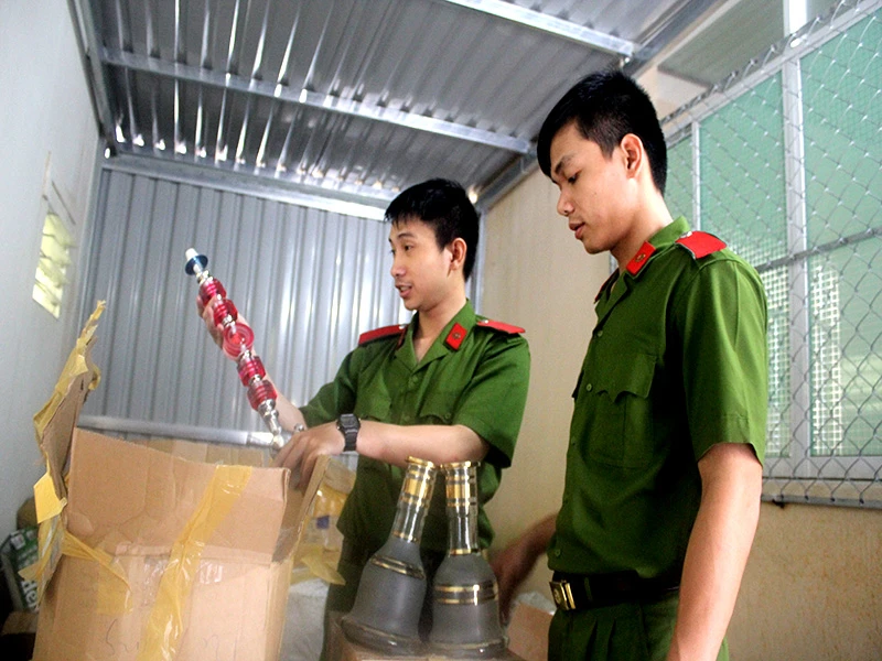 Số lượng lớn linh kiện hút shisha được phát hiện không có nguồn gốc. 