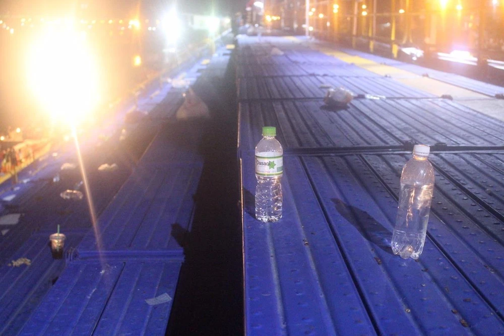 ác tình nguyện viên phải túc trực để dọn sạch khán đài