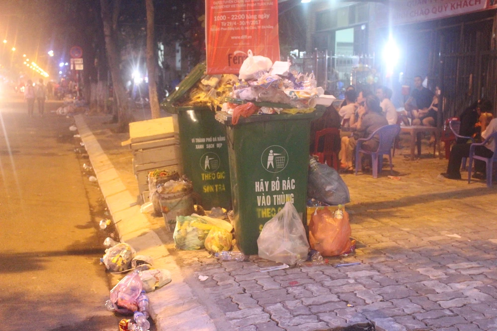 Khá nhiều thùng rác công cộng được bố trí dọc hai bên đường nhưng vẫn không chứa hết lượng rác thải 