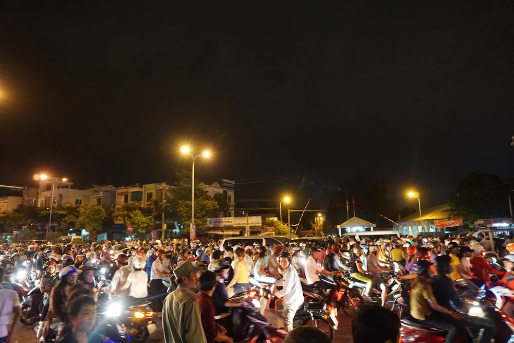 Hơn 22h, lượng người, xe đổ ra cùng lúc khiến nút giao thông Nguyễn Thế Lộc – Ngô Quyền ùn tắc.