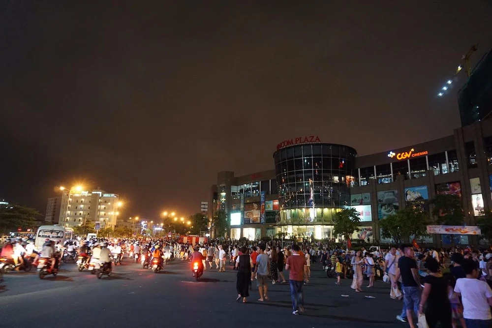 Bùng binh trước tòa nhà Vincom Ngô Quyền kẹt kín người dân và du khách.