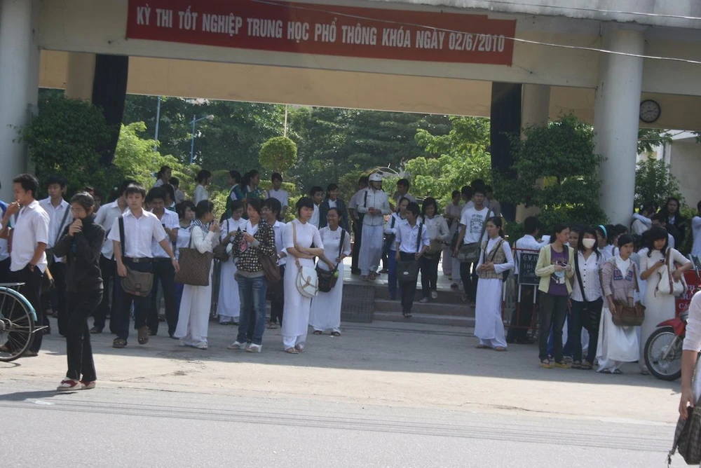 Các sĩ tử TP Đà Nẵng dự thi THPT năm 2010 tại trường THPT Phan Châu Trinh