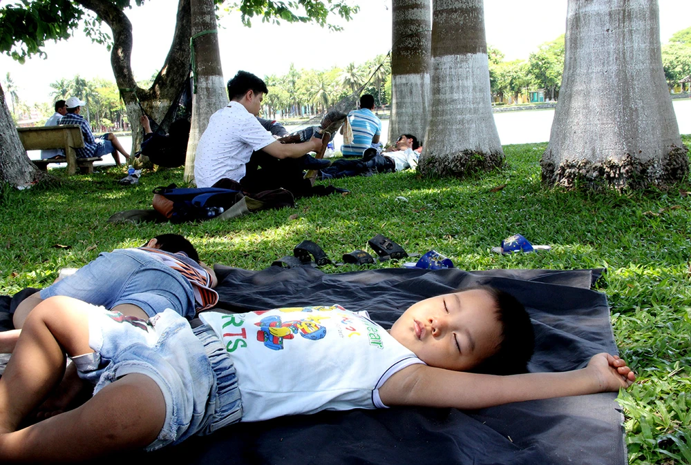 Đà Nẵng như lò lửa, trẻ nhập viện tăng, thiếu nước dùng ảnh 9