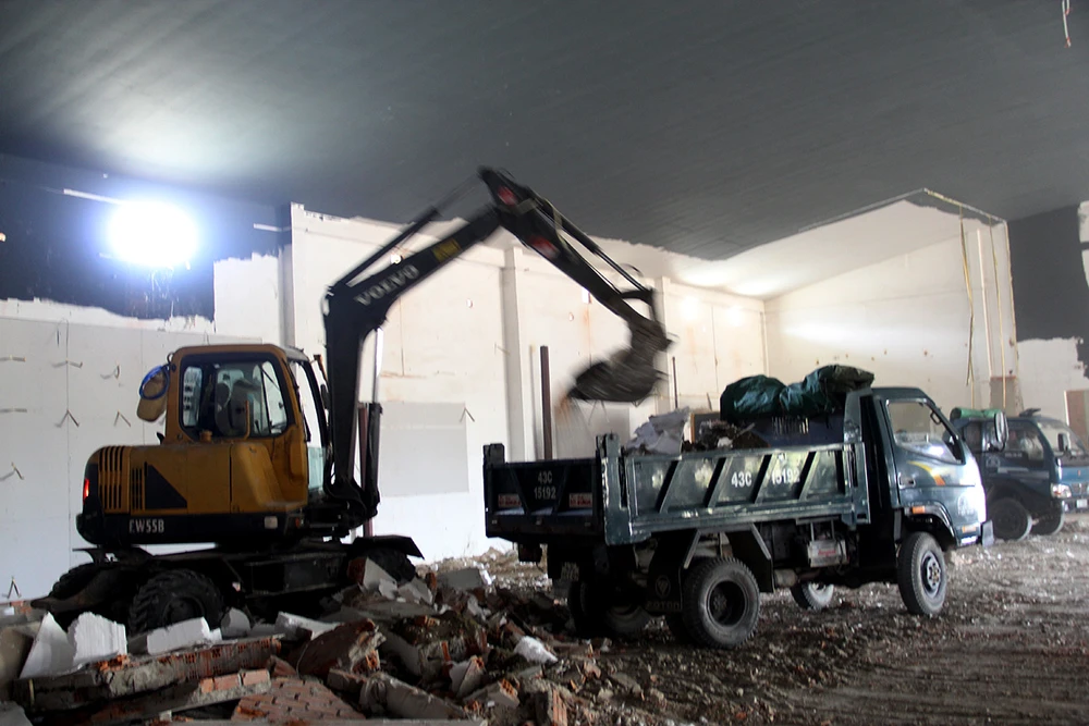 Tháo dỡ khu nhà kiểu Hoa xây dựng trái phép ảnh 4