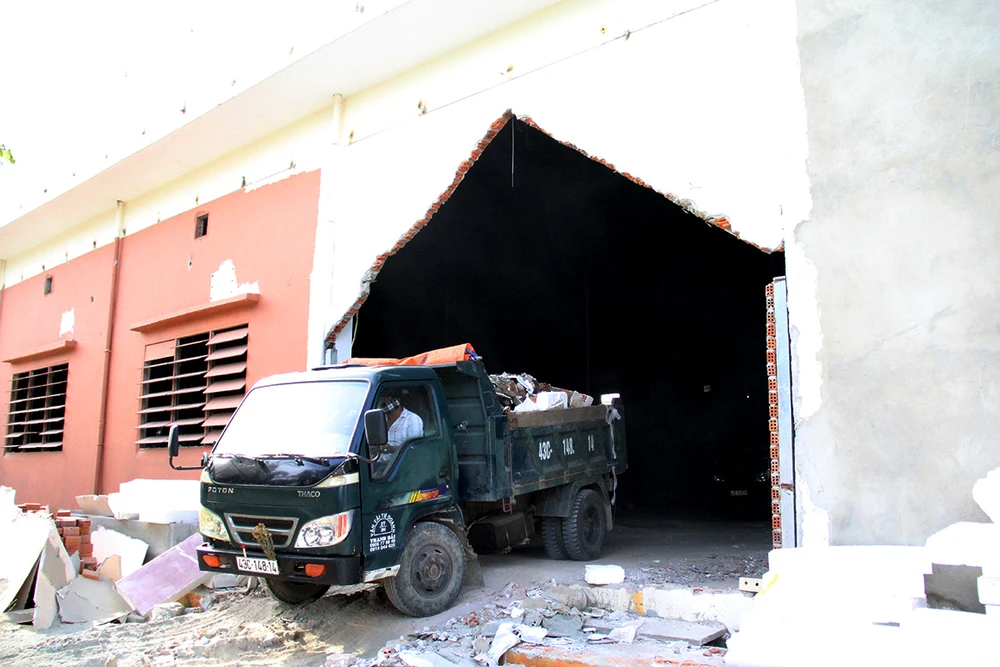 Tháo dỡ khu nhà kiểu Hoa xây dựng trái phép ảnh 6