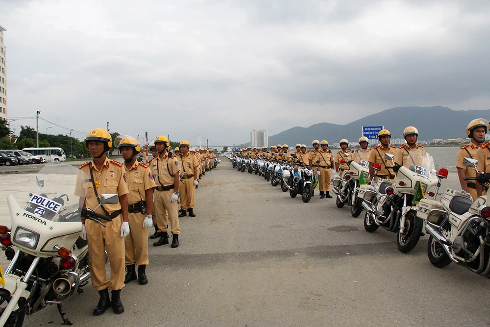 Ra quân 1.000 cán bộ chiến sĩ đảm bảo giao thông APEC ảnh 7
