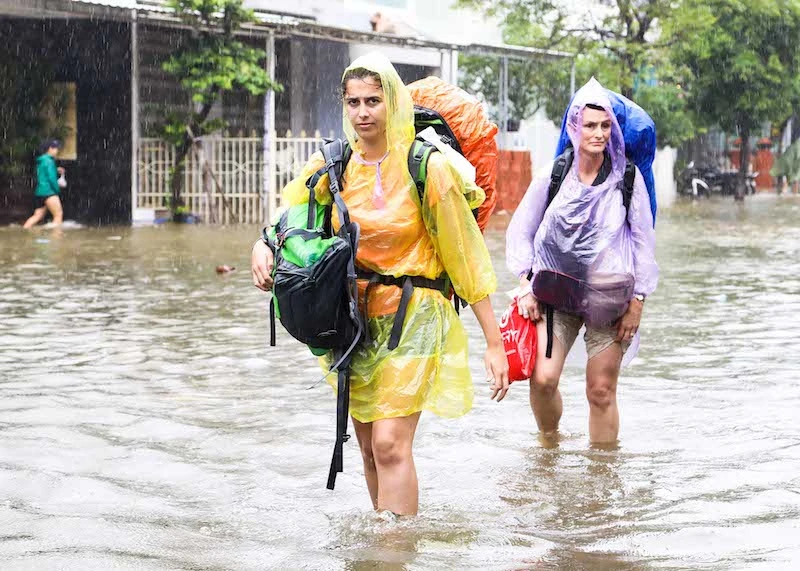 Chùm ảnh: Khách Tây bì bõm lội nước ở Hội An ảnh 3