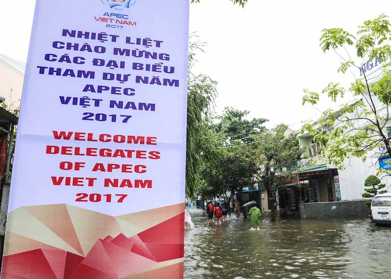 Chùm ảnh: Khách Tây bì bõm lội nước ở Hội An ảnh 1