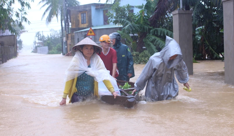 Đà Nẵng lũ đang nhấn chìm hơn 2.500 nhà dân ảnh 1