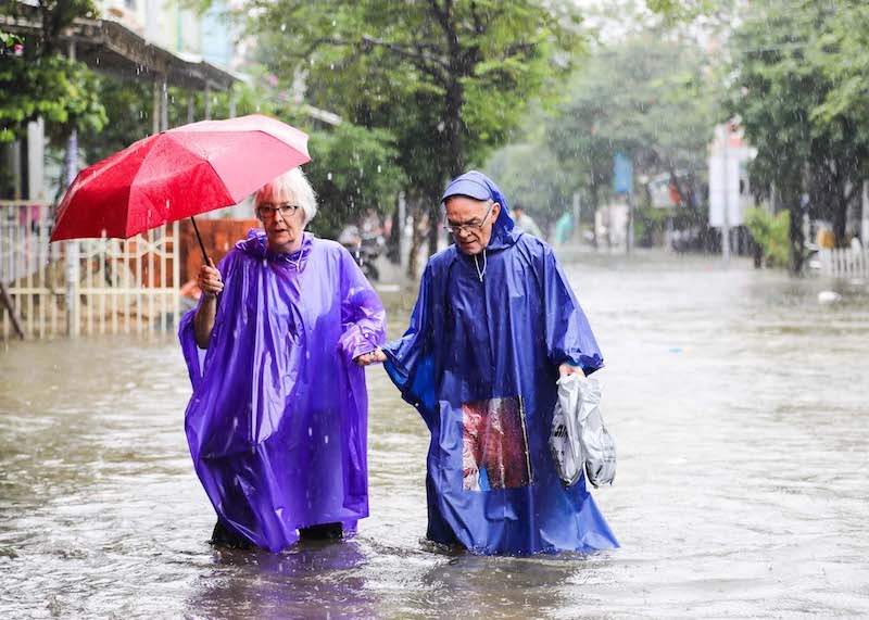 Chùm ảnh: Khách Tây bì bõm lội nước ở Hội An ảnh 5