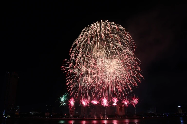 Đà Nẵng bắn pháo hoa trên sà lan giữa sông Hàn ảnh 1